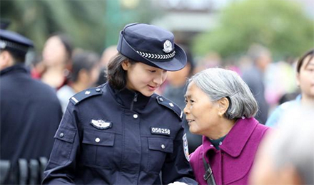 女警只因一只蜜蜂走红朋友圈