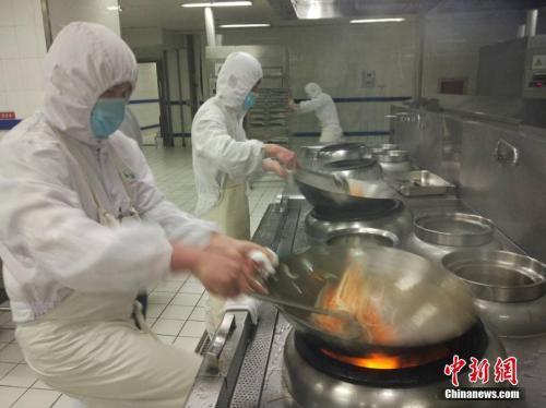 探秘高铁盒饭生产基地：日产两万份 素食套餐将面世