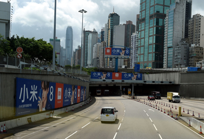 小米香港即将挂牌，港岛街头“吴亦凡”无处不在！